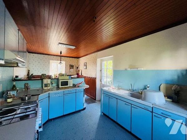 124 m², 3 chambres, grenier aménageable.
Dépendance, jardin 1 146 m² sud-ouest.