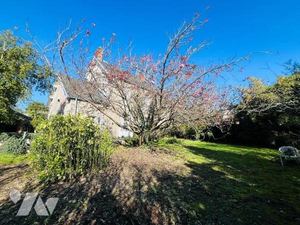124 m², 3 chambres, grenier aménageable.
Dépendance, jardin 1 146 m² sud-ouest.