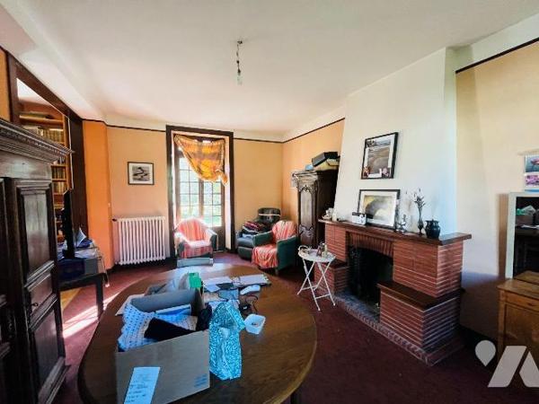 124 m², 3 chambres, grenier aménageable.
Dépendance, jardin 1 146 m² sud-ouest.