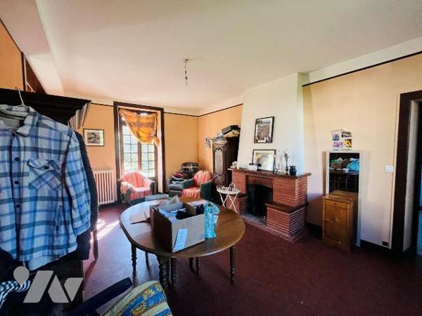 124 m², 3 chambres, grenier aménageable.
Dépendance, jardin 1 146 m² sud-ouest.