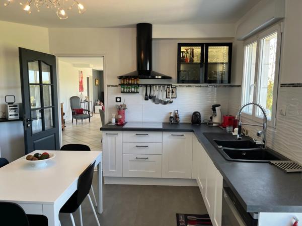 Maison à vendre 8 pièces (37) 6 chambres, double garage 1900m² terrain clos arboré Parfait état