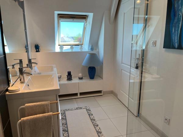 Maison à vendre 8 pièces (37) 6 chambres, double garage 1900m² terrain clos arboré Parfait état