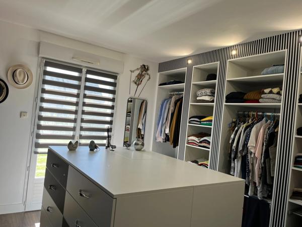 Maison à vendre 8 pièces (37) 6 chambres, double garage 1900m² terrain clos arboré Parfait état