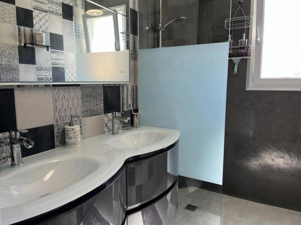 Maison à vendre 8 pièces (37) 6 chambres, double garage 1900m² terrain clos arboré Parfait état