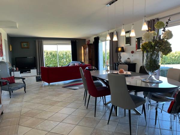 Maison à vendre 8 pièces (37) 6 chambres, double garage 1900m² terrain clos arboré Parfait état