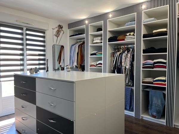 Maison à vendre 8 pièces (37) 6 chambres, double garage 1900m² terrain clos arboré Parfait état