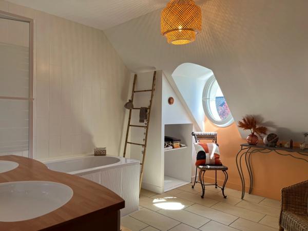 Maison à vendre 8 pièces (37) 6 chambres, double garage 1900m² terrain clos arboré Parfait état