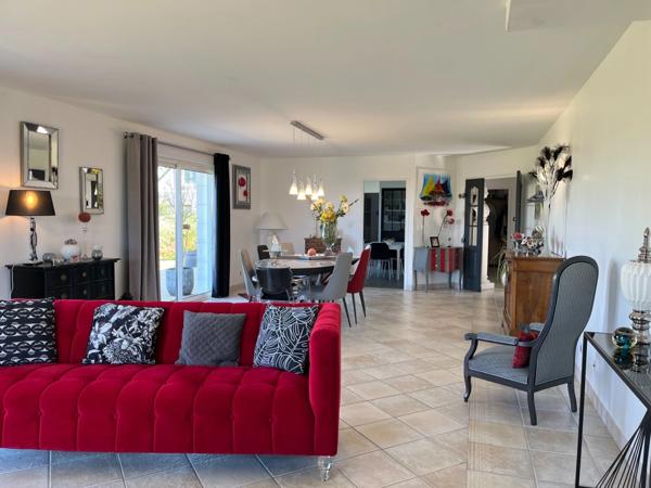 Maison à vendre 8 pièces (37) 6 chambres, double garage 1900m² terrain clos arboré Parfait état