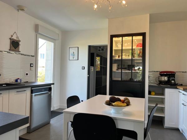 Maison à vendre 8 pièces (37) 6 chambres, double garage 1900m² terrain clos arboré Parfait état