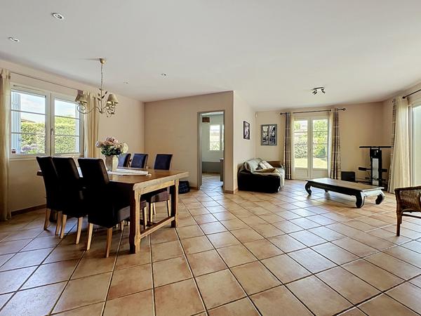 A vendre maison léojac (82) plain pied 3 chambres, bureau, piscine
