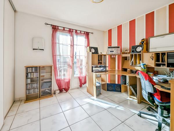 A vendre Maison 5 pièces 130 m2 avec piscine + stationnement à vendre à Oraison