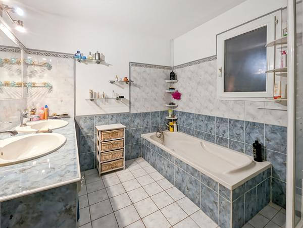 A vendre Maison 5 pièces 130 m2 avec piscine + stationnement à vendre à Oraison