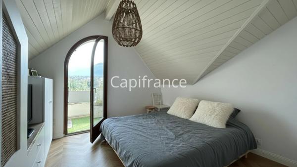 T3 DUPLEX EN DERNIER ÉTAGE – CLIMATISÉ – VUE MONTAGNES – ANNECY (74)