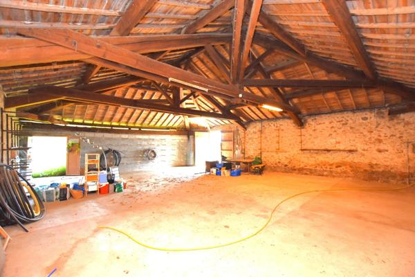 Remise en pierre 158 m² viabilisée sur terrain clos 800m²