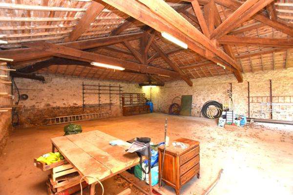 Remise en pierre 158 m² viabilisée sur terrain clos 800m²