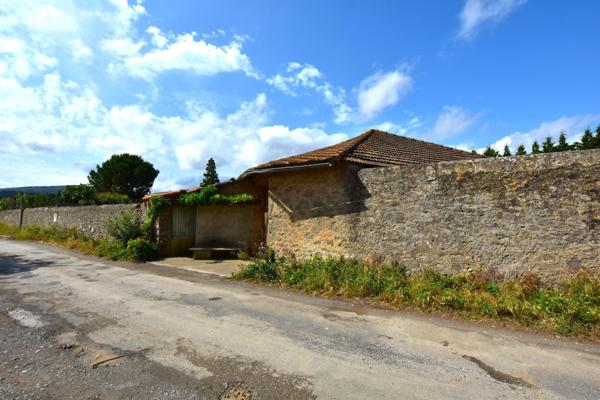 Remise en pierre 158 m² viabilisée sur terrain clos 800m²