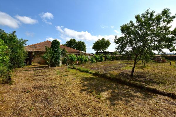 Remise en pierre 158 m² viabilisée sur terrain clos 800m²
