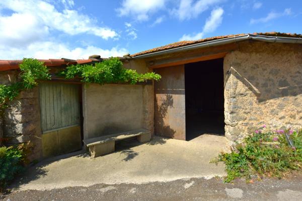 Remise en pierre 158 m² viabilisée sur terrain clos 800m²