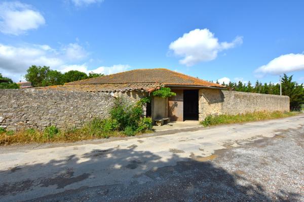 Remise en pierre 158 m² viabilisée sur terrain clos 800m²