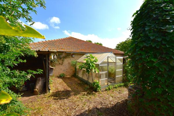 Remise en pierre 158 m² viabilisée sur terrain clos 800m²