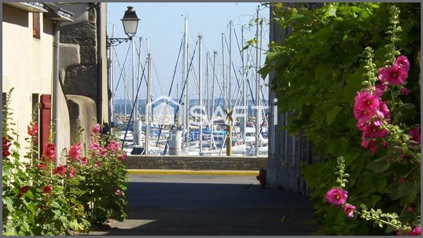 Sur le port à deux pas de la plage, tout à pied !