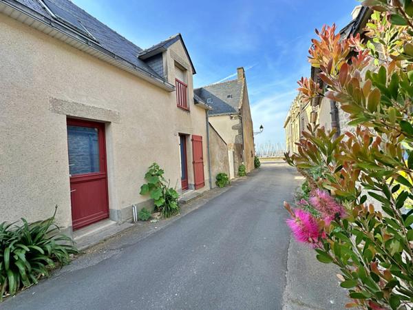 Sur le port à deux pas de la plage, tout à pied !