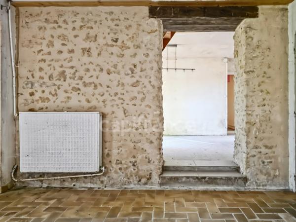 Grande longère à rénover avec dépendances, à Changé (72)