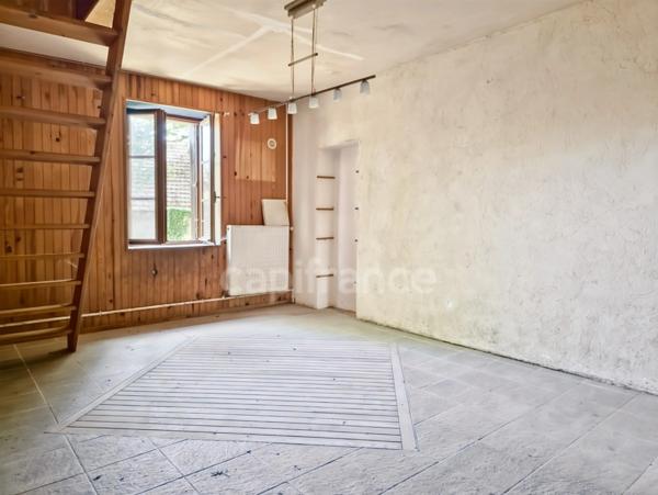 Grande longère à rénover avec dépendances, à Changé (72)