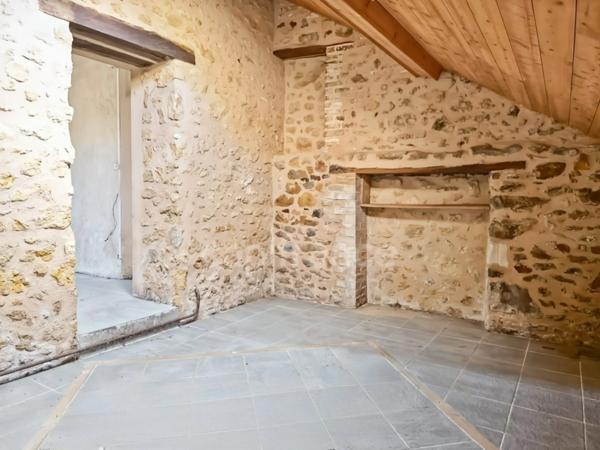 Grande longère à rénover avec dépendances, à Changé (72)