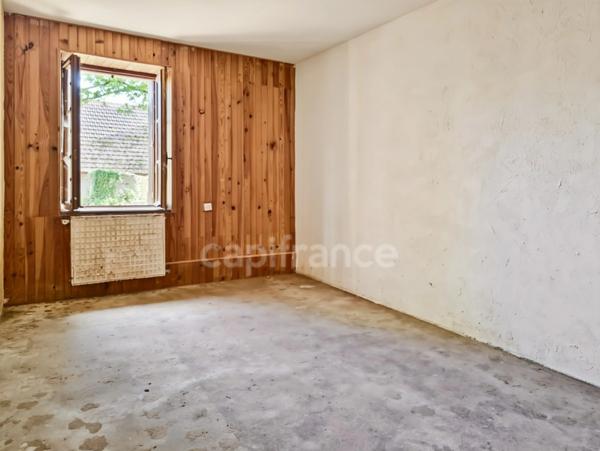 Grande longère à rénover avec dépendances, à Changé (72)