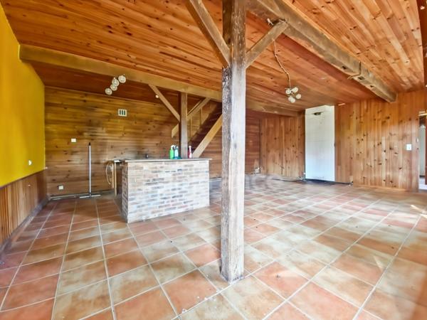 Grande longère à rénover avec dépendances, à Changé (72)