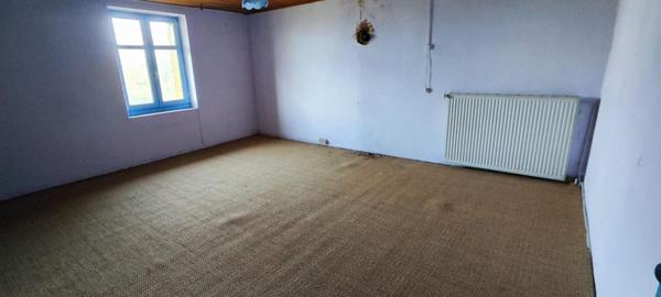 FERME A RENOVER. 5000 M2 TERRAIN. GROS POTENTIEL