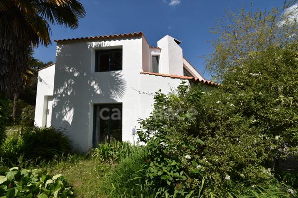 NOTRE DAME DE MONTS (85) entre SAINT JEAN DE MONTS et NOIRMOUTIER maison d'architecte 118 m² 4 chambres , 1 bureau , 2 WC , 2 salle d'eau garage terrain de 1 000 m² puits