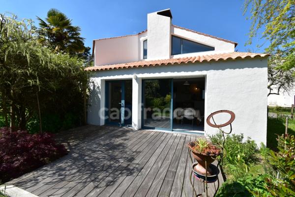 NOTRE DAME DE MONTS (85) entre SAINT JEAN DE MONTS et NOIRMOUTIER maison d'architecte 118 m² 4 chambres , 1 bureau , 2 WC , 2 salle d'eau garage terrain de 1 000 m² puits