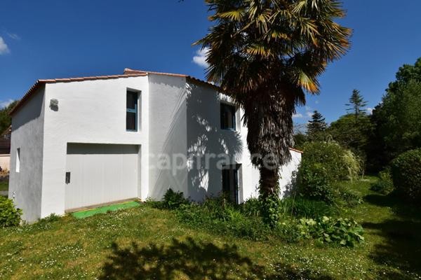 NOTRE DAME DE MONTS (85) entre SAINT JEAN DE MONTS et NOIRMOUTIER maison d'architecte 118 m² 4 chambres , 1 bureau , 2 WC , 2 salle d'eau garage terrain de 1 000 m² puits