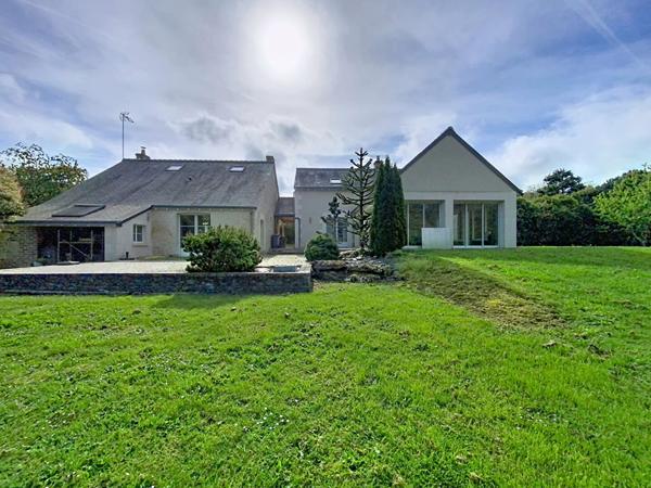 Ensemble immobilier de charme à Saint Ouen Les Vignes 200 m² hab sur 4620 m² de terrain
