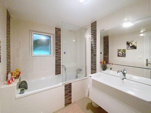 Ensemble immobilier de charme à Saint Ouen Les Vignes 200 m² hab sur 4620 m² de terrain