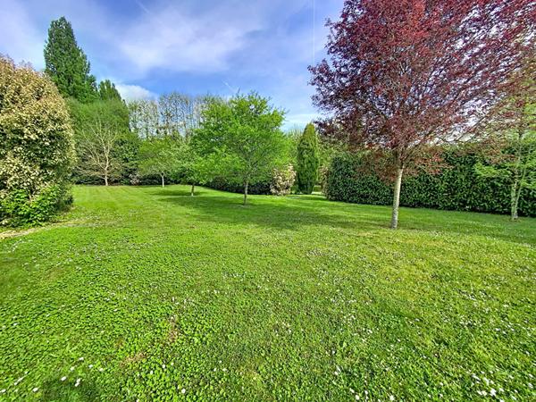 Ensemble immobilier de charme à Saint Ouen Les Vignes 200 m² hab sur 4620 m² de terrain