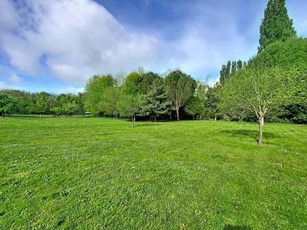 Ensemble immobilier de charme à Saint Ouen Les Vignes 200 m² hab sur 4620 m² de terrain