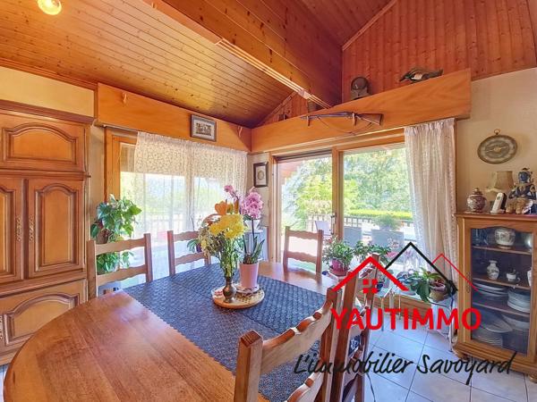 Chalet madrier sur le coteau de l’Éponnet avec vue panoramique sur les Alpes