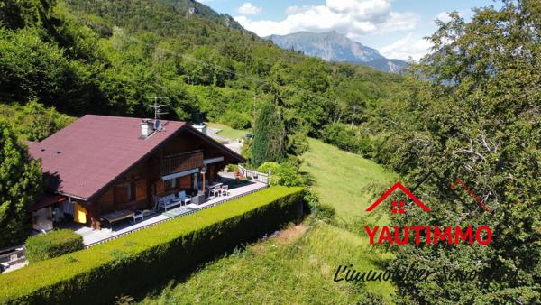 Chalet madrier sur le coteau de l’Éponnet avec vue panoramique sur les Alpes