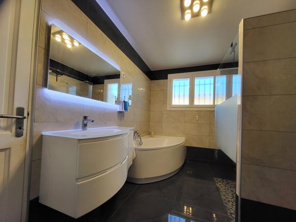 Vitrolles (13127) VILLA D'ARCHITECTE AVEC PISCINE ET STUDIO VUE SUR ETANG