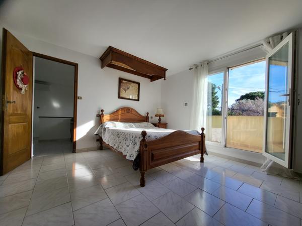 Vitrolles (13127) VILLA D'ARCHITECTE AVEC PISCINE ET STUDIO VUE SUR ETANG