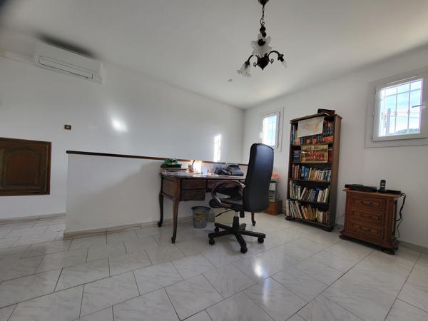 Vitrolles (13127) VILLA D'ARCHITECTE AVEC PISCINE ET STUDIO VUE SUR ETANG