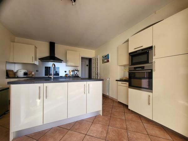 Vitrolles (13127) VILLA D'ARCHITECTE AVEC PISCINE ET STUDIO VUE SUR ETANG