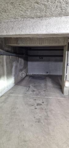 Parking situé au niveau du CENTRE-VILLE et à 2 min de la GARE DE TRIEL-SUR-SEINE, au niveau -1 d’une résidence sécurisée, cette place de stationnement représente une excellente opportunité, que ce soit pour un usage personnel ou un investissement.

Atout rare : possibilité de fermer la place EN BOX (AUTORISATION déjà accordée par le syndic), idéal pour plus de sécurité et de valorisation.

Profondeur : 5 m
Hauteur : 2,05 m
Largeur : 2,53 m

Accès sécurisé
Facilité de stationnement
Résidence bien entretenue



Emplacement recherché, à seulement quelques minutes à pied de la gare de Gare de Triel-sur-Seine et du CENTRE VILLE, facilitant les déplacements quotidiens.

Idéal pour riverains, investisseurs ou usagers réguliers du train.

À visiter sans tarder.