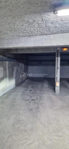 Parking situé au niveau du CENTRE-VILLE et à 2 min de la GARE DE TRIEL-SUR-SEINE, au niveau -1 d’une résidence sécurisée, cette place de stationnement représente une excellente opportunité, que ce soit pour un usage personnel ou un investissement.

Atout rare : possibilité de fermer la place EN BOX (AUTORISATION déjà accordée par le syndic), idéal pour plus de sécurité et de valorisation.

Profondeur : 5 m
Hauteur : 2,05 m
Largeur : 2,53 m

Accès sécurisé
Facilité de stationnement
Résidence bien entretenue



Emplacement recherché, à seulement quelques minutes à pied de la gare de Gare de Triel-sur-Seine et du CENTRE VILLE, facilitant les déplacements quotidiens.

Idéal pour riverains, investisseurs ou usagers réguliers du train.

À visiter sans tarder.