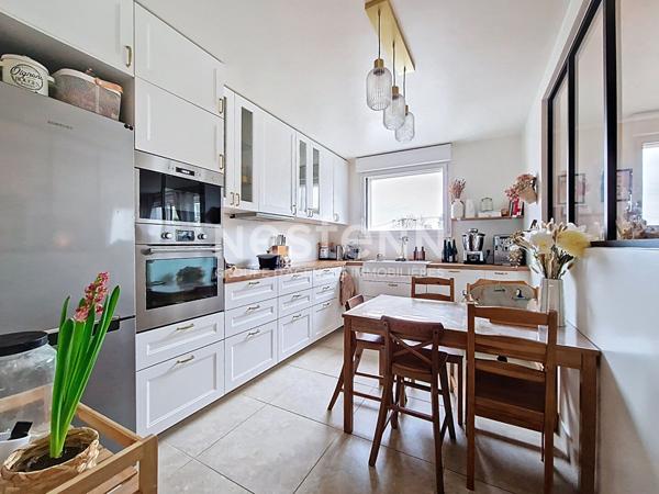 À vendre : appartement spacieux de 5 pièces à Saint Cyr l'École proche Gare avec balcon et parkings