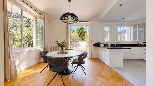 Maison
         6 pièces
        - 200 m² Bien prestige 1 150 000 € *