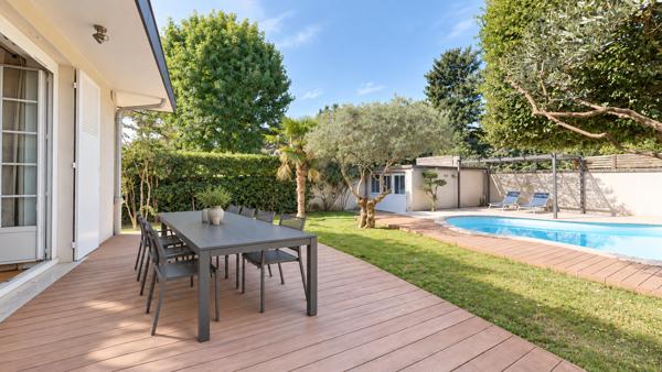 Maison
         6 pièces
        - 200 m² Bien prestige 1 150 000 € *